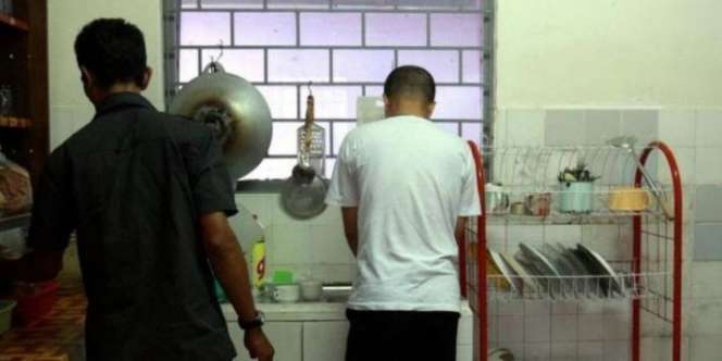 Abaikan Nasihat Orangtua, Dikira Teman Lagi Cuci Piring di Dapur Jam 1 Malam, Rupanya Sosok Seram Jilati Sisa Makanan