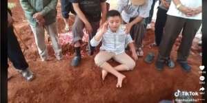 Video Haru Bocah Kumandangkan Azan dalam Pemakaman Sang Ayah