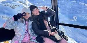 Mommy Rasa Bestie, Outfit Kompak Ayu Ting Ting dan Bilqis Saat Liburan