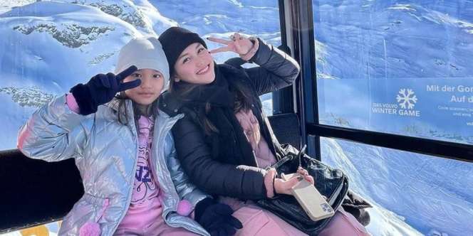 Mommy Rasa Bestie, Outfit Kompak Ayu Ting Ting dan Bilqis Saat Liburan