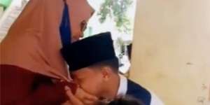 Pecah Tangis Anak Dikunjungi Ibunya di Pesantren, Bikin Terenyuh 