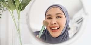 6 Teknik Makeup Biar Wajah Tak Terlihat Tua
