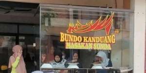 Nama Restoran Ini Bisa Bikin Pembeli Bingung, Konsep Restoran Mungkin Kolaborasi Dua Masakan Daerah