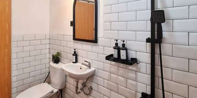 Buat Kamar Mandi Seperti di Hotel, Andalkan Hitam Putih Berdesain Modern 