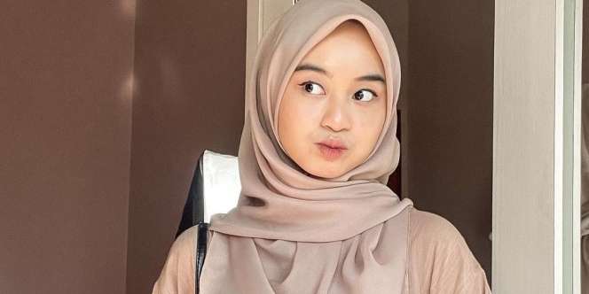 Tampil Beda dengan Kerudung Voal Motif, Mau Coba?