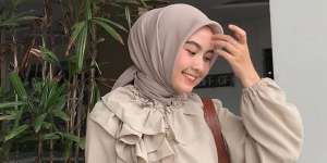 Cara Simpel Buat Hijab Segi Empat Anggun Menutup Dada
