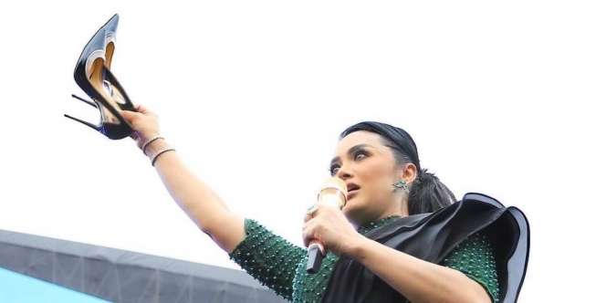 Tampil Nyeker di Panggung, Krisdayanti Lempar Sepatu ke Penonton