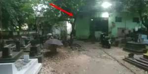 Viral Rumah Gadis di Tengah Makam, Pemandangannya Batu Nisan, Malam Hari Ngeri Banget!
