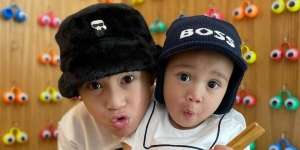 Kompaknya Rayyanza dan Rafathar Pakai Outfit Crazy Rich Kids
