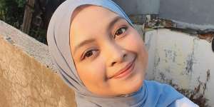 Style Hijab Santuy tapi Kece Komika Cantik Neneng Wulandari 