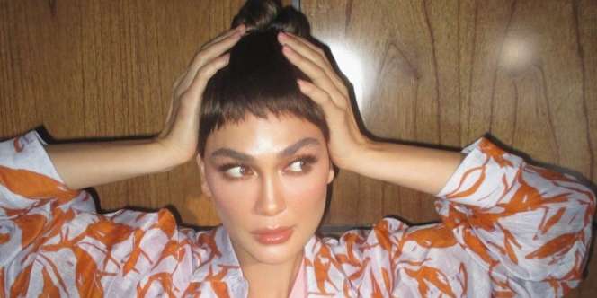 Tabrak Gaya Tak Biasa Luna Maya, Pakai Rok Satin dan Sepatu Motif Ular