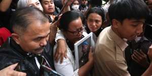 FOTO: Sambil Memeluk Foto Sang Anak, Ibu Brigadir J Nangis Histeris Dengar Ferdy Sambo Dihukum Mati