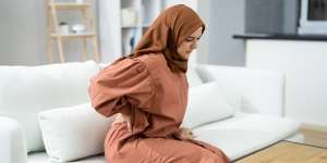 Hindari 3 Postur Duduk Ini Demi Cegah Low Back Pain