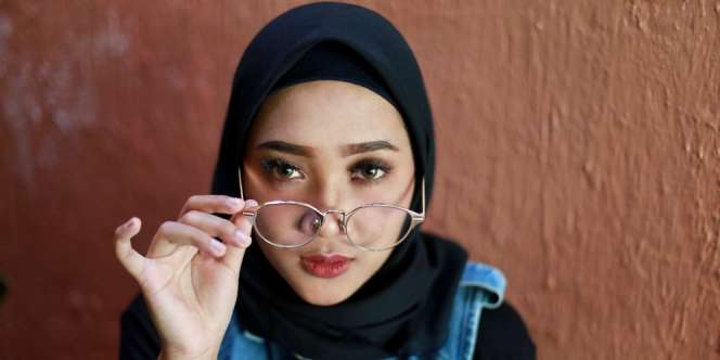 Styling Kerudung Segiempat Simpel, Cocok untuk Si Kacamata