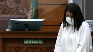 FOTO: Divonis 20 Tahun Penjara, Putri Candrawathi Tertunduk Lesu