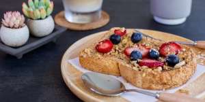 Sajikan Roti Gandum dengan Selai Cokelat Kacang Rendah Kalori untuk Cegah Gagal Diet