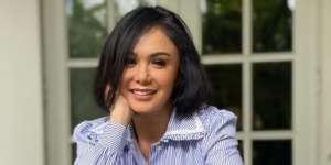Bak Gadis Muda, Yuni Shara Terlihat Fashionable dengan Ripped Jeans