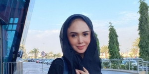 Pesona Yuni Shara Tampil Berhijab, Tenteng Tas Mewah yang Menarik Perhatian