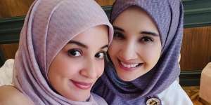 Keren Banget! Hijaber Kakak Beradik Naik Kuda bak Atlet