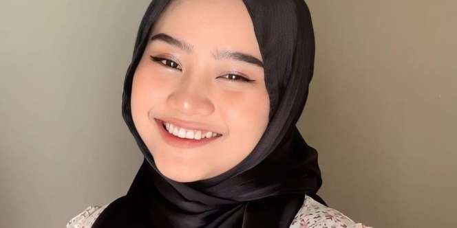 Styling Pashmina Crinkle, Bervolume Bikin Tampilan Makin Cantik