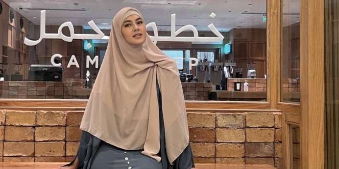 Pesona Paula Verhoeven dalam Balutan Kerudung, Intip Detail Outfitnya