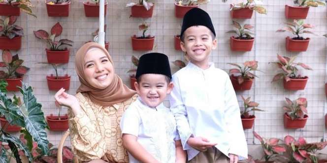 Putra Balita Tya Ariestya Punya Cara Berzikir yang Super Gemas