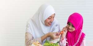 Gadget Bukan Solusi Sulit Makan, Begini Cara Gugah Selera Anak