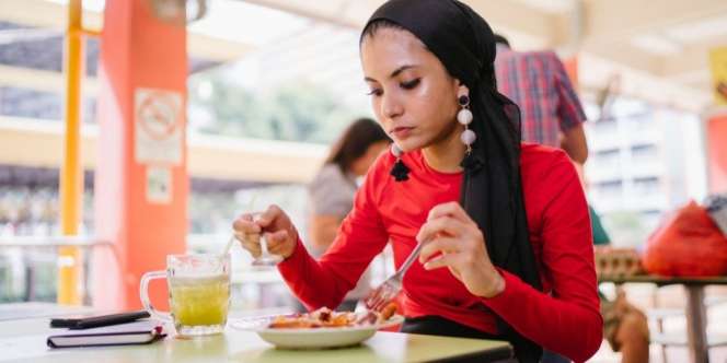 Mindful Eating Bisa Bantu Jaga Kesehatan Mental, Cari Tahu Caranya