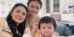 Sayang Cucu, Krisdayanti Girang Momong Ameena yang Baru Belajar Jalan