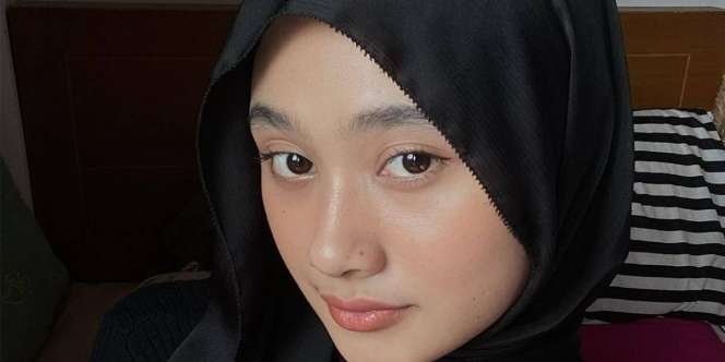 Tutorial Pakai Pashmina Silk Textured Hanya Pakai Satu Jarum Pentul 
