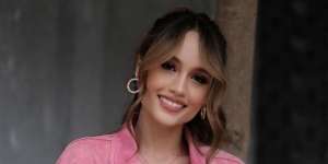 Kondangan ke Meksiko, Kecantikan Cinta Laura Kalahkan Teman Bule?