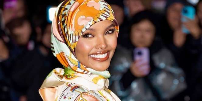 Halima Aden Tampil Stunning dalam Balutan Full Pattern