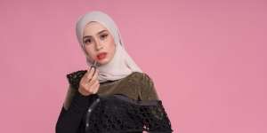 Kurang Pede Pakai Lipstik Merah? Lakukan Cara Ini