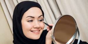 Kunci Bikin Wing Eyeliner 'Sat Set', Ikuti Garis Lipatan Mata