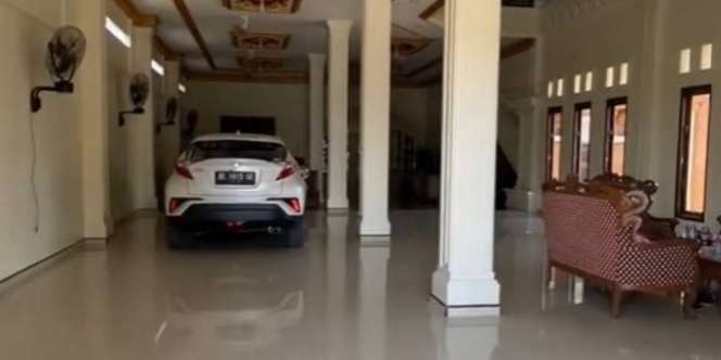 Rumah dengan Garasi yang Jadi Satu dengan Ruang Tamu Bikin Penasaran Warganet