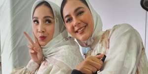 Tengok Gaya Kompak Nagita dan Paula Berbalut Kerudung Santai