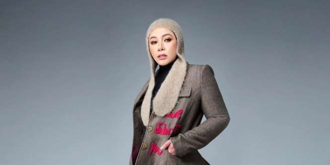 Tampil Beda, Intip Gaya Anggun Melly Goeslaw dalam Balutan Dress Putih