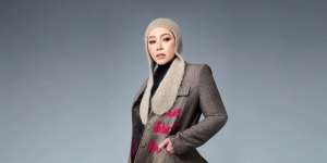 Retro Style Melly Goeslaw, Padukan Bucket Hat dan Blazer