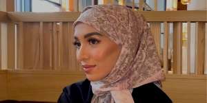 Coba Styling Kerudung Segi Empat Motif Modis dengan Karet