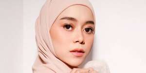Pesona Lesti Kejora dalam Balutan Outfit Pastel di Bali