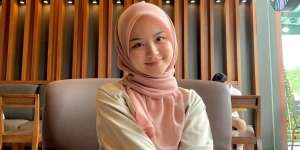 Kerudung Segi Empat Bernuansa Anggun ala Malaysia, Tengok Cara Pakainya 