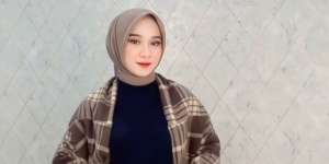 Cara Keren Ubah Kemeja Oversized Jadi Outer Stylish