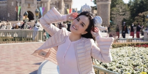 Serba Baby Pink, Gaya Girly Shandy Aulia di Disney Land