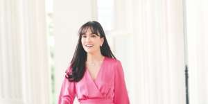 Shandy Aulia Bergaya Lady Boss dengan Outfit Pastel
