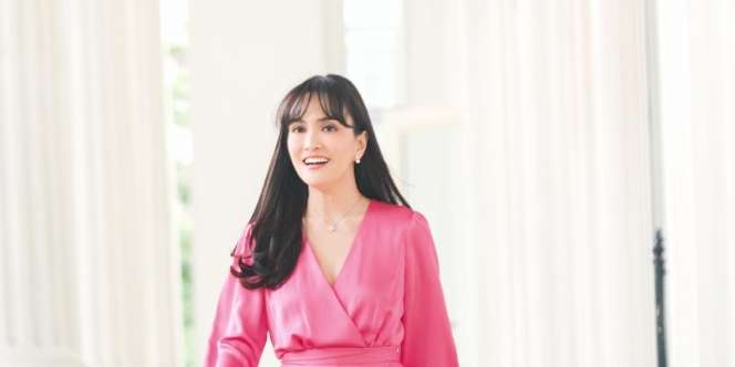 Shandy Aulia Bergaya Lady Boss dengan Outfit Pastel