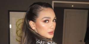 Luna Maya Tampil Glowing dengan Makeup Natural di NYFW 2023
