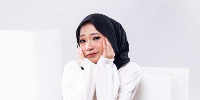 Foundation Tampak Flawless di Wajah Berpori-pori Terbuka Hanya dengan Kuku Jari