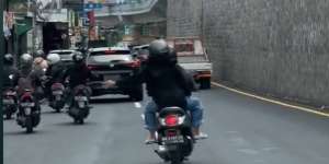 Aksi Perkasa Lady Biker Buka Jalan untuk Ambulan 