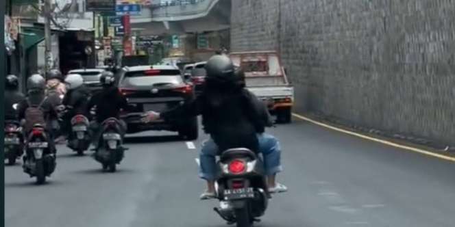 Aksi Perkasa Lady Biker Buka Jalan untuk Ambulan 