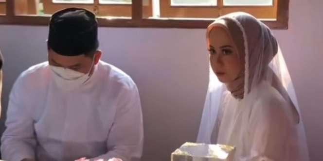 Menikah dengan Kerudung Rp13 Ribuan, Tampilan Pengantin Ini Tetap Anggun 